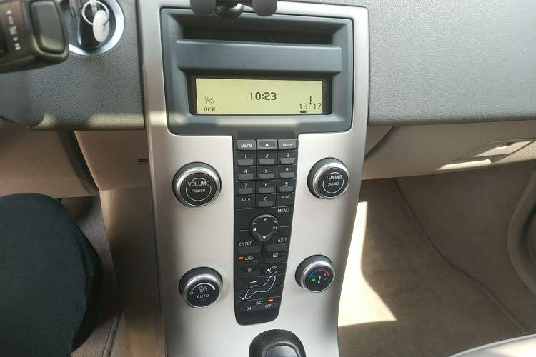 Used Volvo S40 2011 2.0L Automatic ZhiShang Edition Audio And AC Panel
