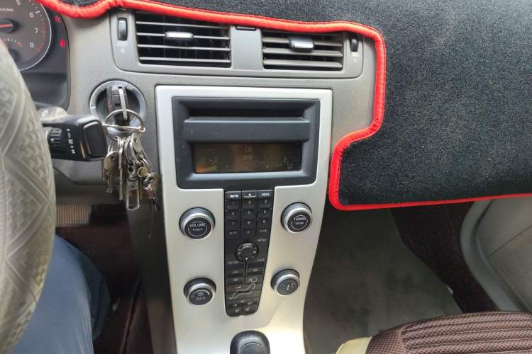 Used Volvo S40 2011 2.0L Automatic Zhiya Edition Audio And AC Panel