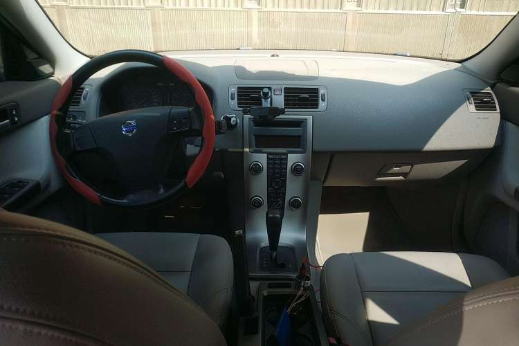 Used Volvo S40 2011 2.0L Automatic ZhiShang Edition Center Console