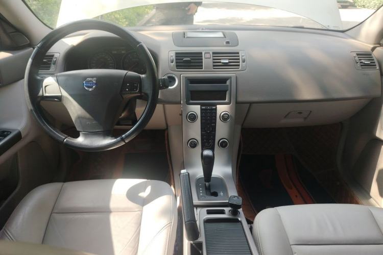 Used Volvo S40 2011 2.0L Automatic ZhiShang Edition Center Console