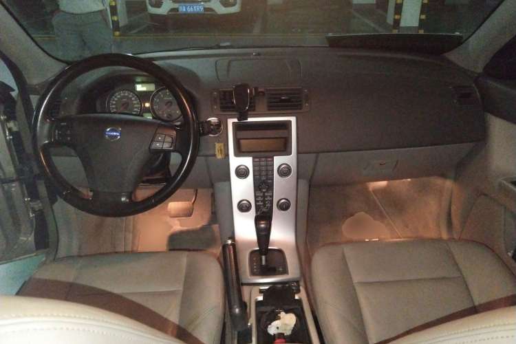 Used Volvo S40 2011 2.0L Automatic Zhiya Edition Center Console