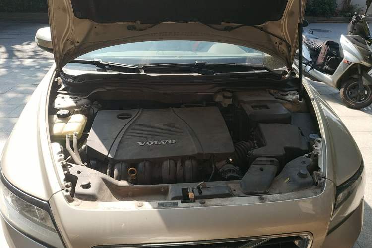 Used Volvo S40 2011 2.0L Automatic ZhiShang Edition Engine Bay