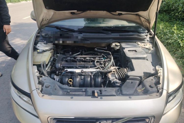 Used Volvo S40 2011 2.0L Automatic ZhiShang Edition Engine Bay