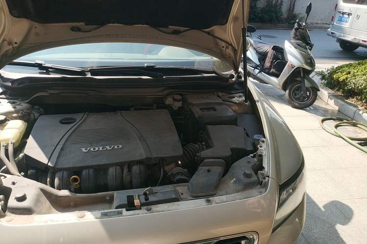 Used Volvo S40 2011 2.0L Automatic ZhiShang Edition Engine Bay Left