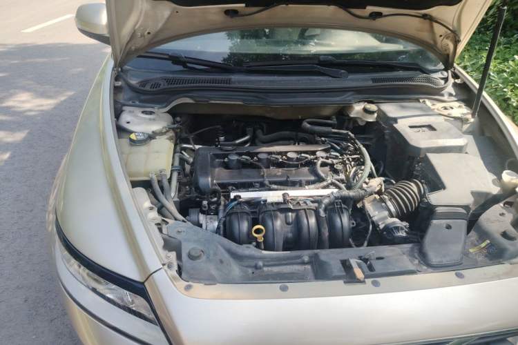Used Volvo S40 2011 2.0L Automatic ZhiShang Edition Engine Bay Right