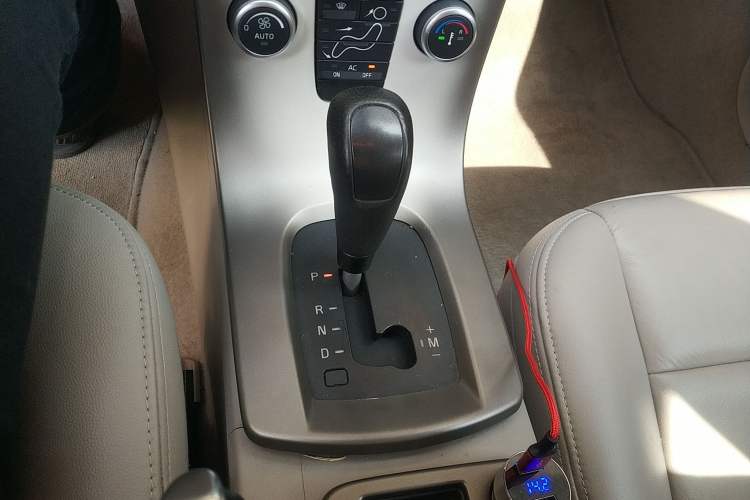 Used Volvo S40 2011 2.0L Automatic ZhiShang Edition Gear Lever
