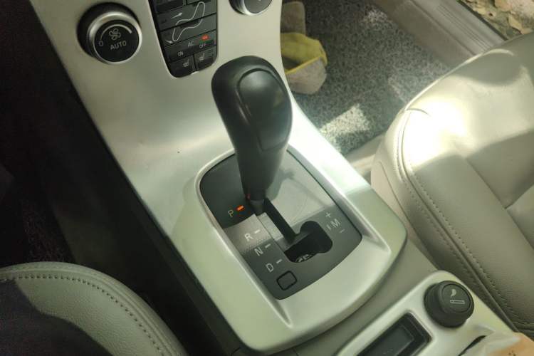 Used Volvo S40 2011 2.0L Automatic Zhiya Edition Gear Lever