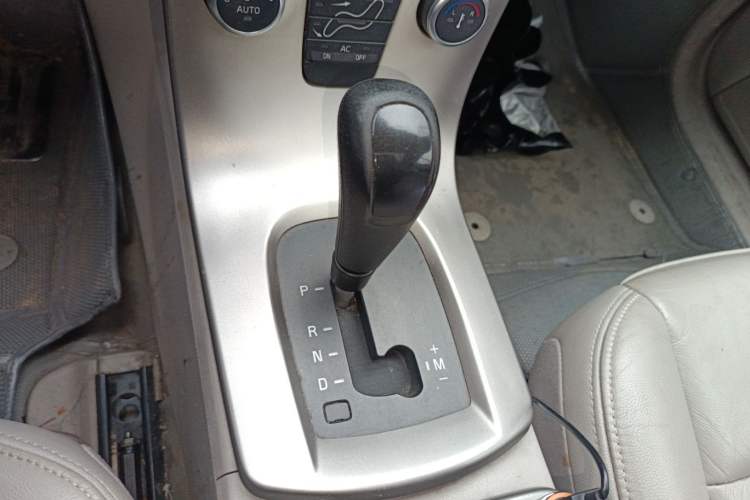 Used Volvo S40 2011 2.0L Automatic ZhiShang Edition Gear Lever