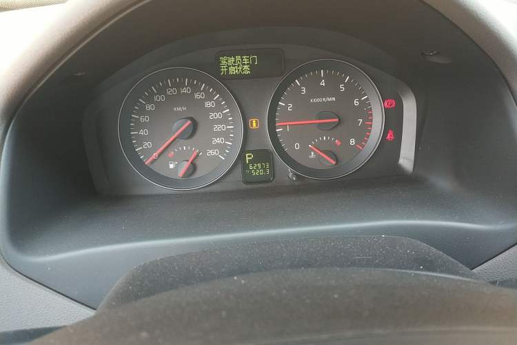 Used Volvo S40 2011 2.0L Automatic ZhiShang Edition Odometer Close Up