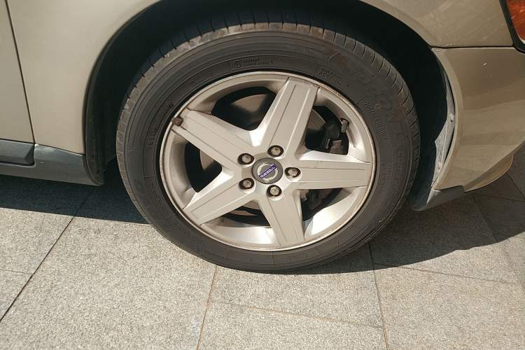Used Volvo S40 2011 2.0L Automatic ZhiShang Edition Right Front Wheel Hub