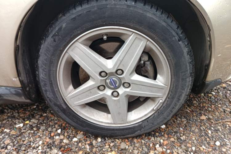 Used Volvo S40 2011 2.0L Automatic ZhiShang Edition Right Front Wheel Hub