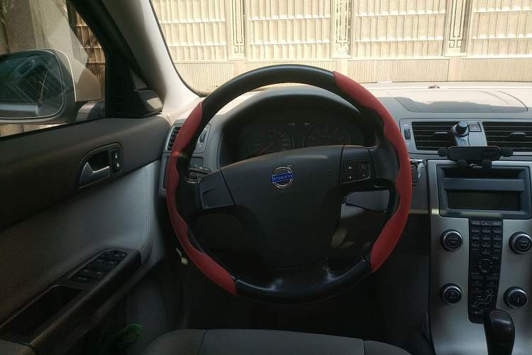 Used Volvo S40 2011 2.0L Automatic ZhiShang Edition Steering Wheel
