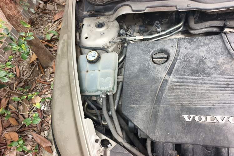Used Volvo S40 2011 2.0L Automatic ZhiShang Edition Engine Bay Right