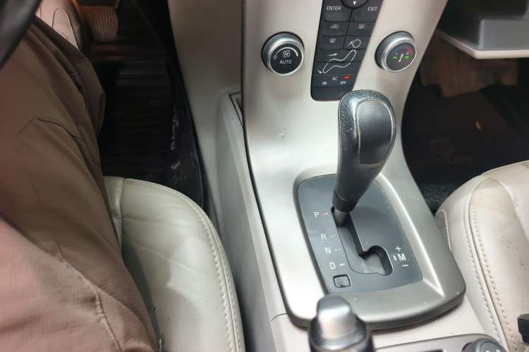Used Volvo S40 2011 2.0L Automatic ZhiShang Edition Gear Lever