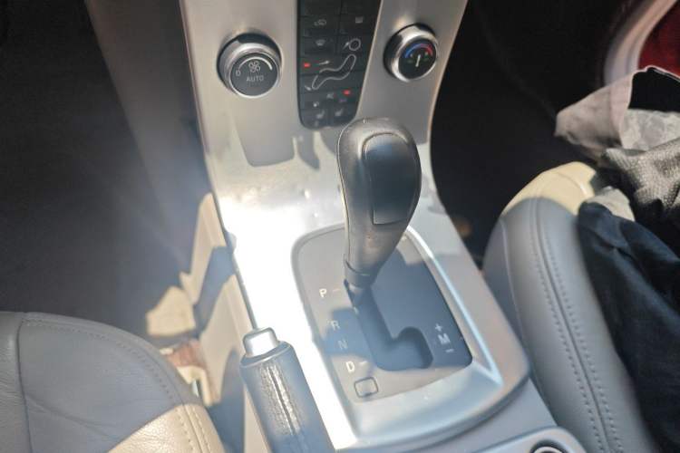 Used Volvo S40 2011 2.0L Automatic Zhiya Edition Gear Lever
