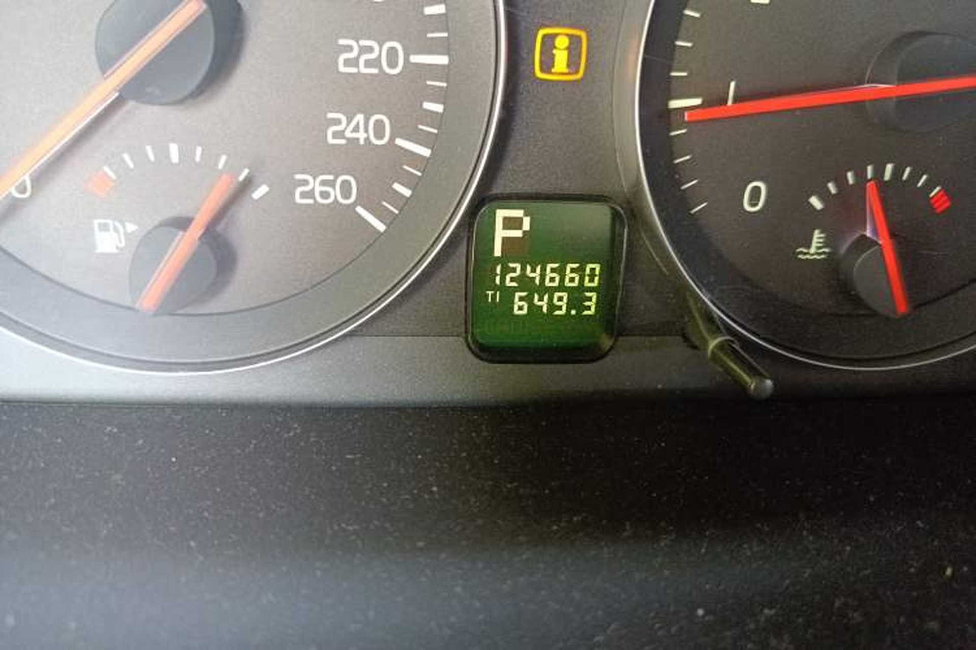 Used Volvo S40 2011 2.0L Automatic ZhiShang Edition Odometer Close Up