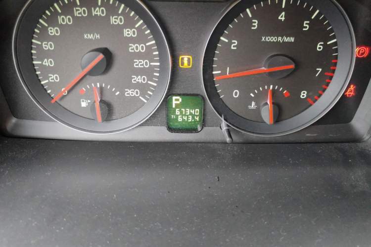 Used Volvo S40 2011 2.0L Automatic ZhiShang Edition Odometer Close Up