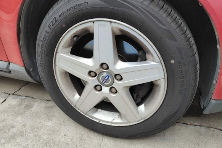 Used Volvo S40 2011 2.0L Automatic ZhiShang Edition Right Front Wheel Hub