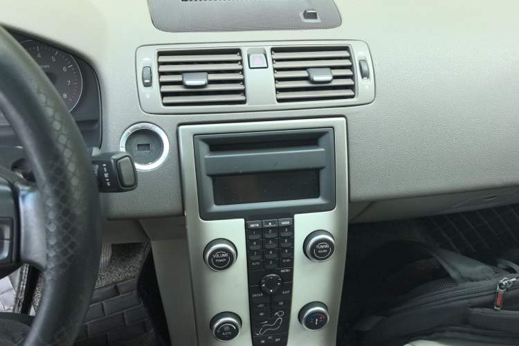 Used Volvo S40 2011 2.0L Automatic ZhiShang Edition Audio And AC Panel
