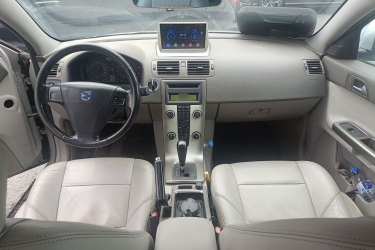 Used Volvo S40 2011 2.0L Automatic ZhiShang Edition Center Console