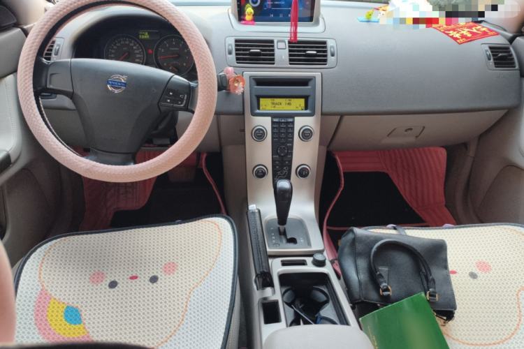 Used Volvo S40 2011 2.0L Automatic ZhiShang Edition Center Console