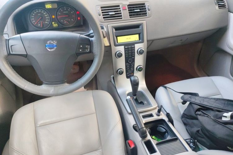 Used Volvo S40 2011 2.0L Automatic ZhiShang Edition Center Console