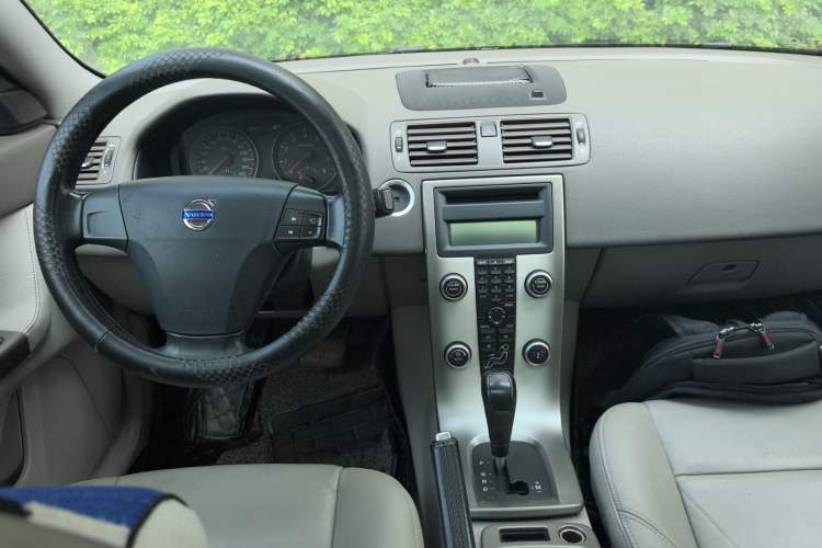 Used Volvo S40 2011 2.0L Automatic ZhiShang Edition Center Console