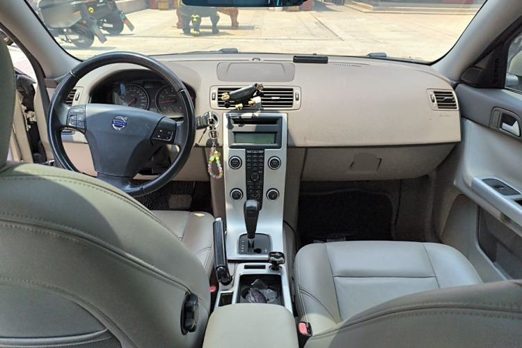 Used Volvo S40 2011 2.0L Automatic Zhiya Edition Center Console