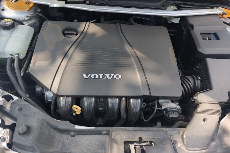 Used Volvo S40 2011 2.0L Automatic ZhiShang Edition Engine Bay