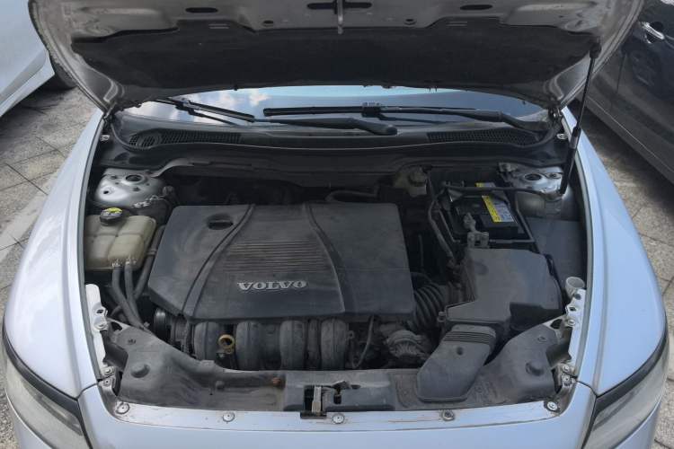 Used Volvo S40 2011 2.0L Automatic ZhiShang Edition Engine Bay