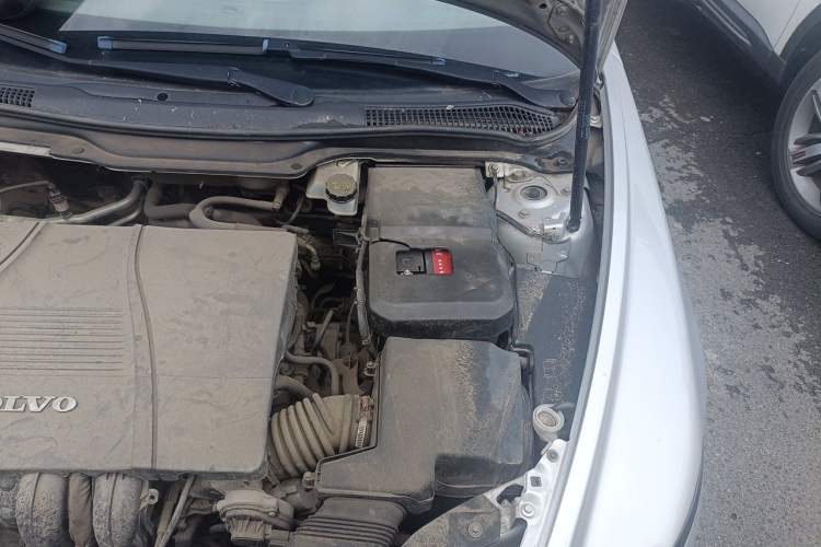 Used Volvo S40 2011 2.0L Automatic ZhiShang Edition Engine Bay Left