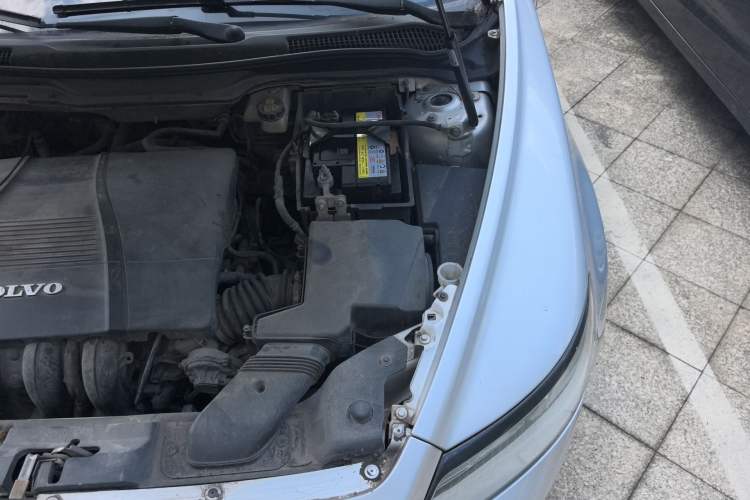 Used Volvo S40 2011 2.0L Automatic ZhiShang Edition Engine Bay Left