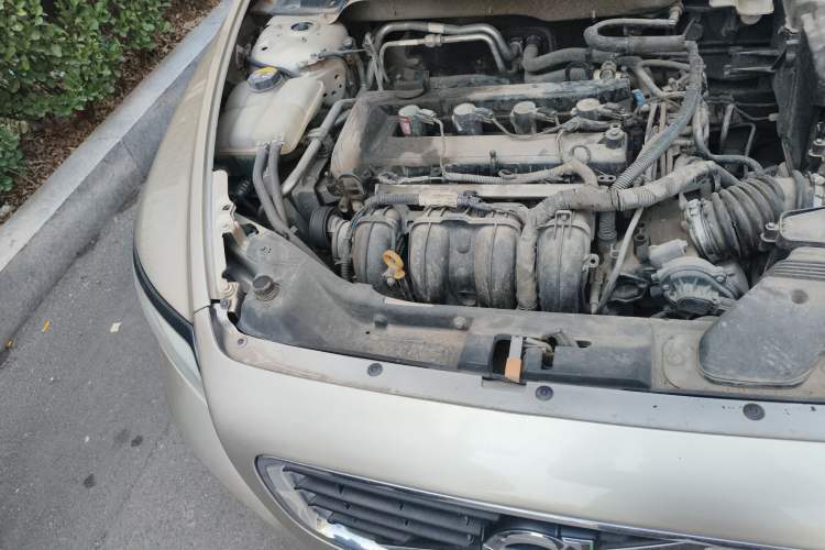 Used Volvo S40 2011 2.0L Automatic ZhiShang Edition Engine Bay Right