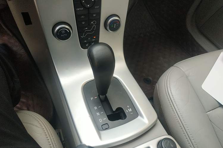 Used Volvo S40 2011 2.0L Automatic Zhiya Edition Gear Lever