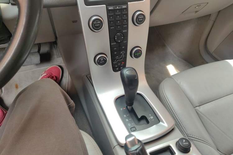 Used Volvo S40 2011 2.0L Automatic Zhiya Edition Gear Lever