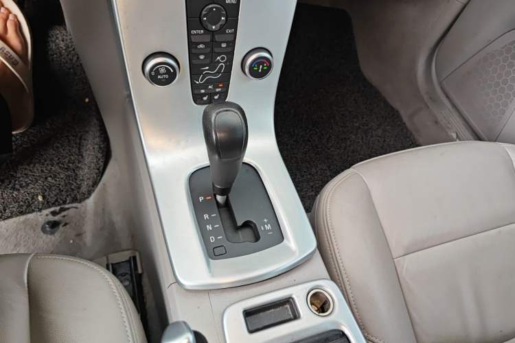 Used Volvo S40 2011 2.0L Automatic Zhiya Edition Gear Lever