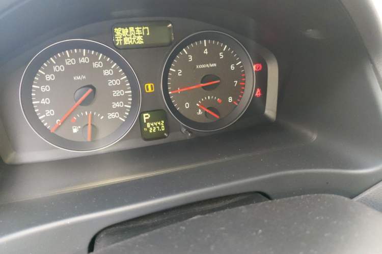 Used Volvo S40 2011 2.0L Automatic ZhiShang Edition Odometer Close Up