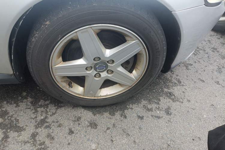 Used Volvo S40 2011 2.0L Automatic ZhiShang Edition Right Front Wheel Hub