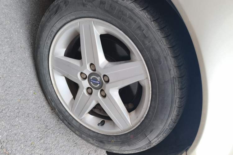Used Volvo S40 2011 2.0L Automatic ZhiShang Edition Right Front Wheel Hub