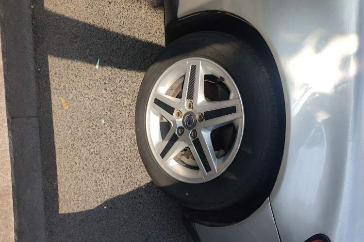 Used Volvo S40 2011 2.0L Automatic ZhiShang Edition Right Front Wheel Hub