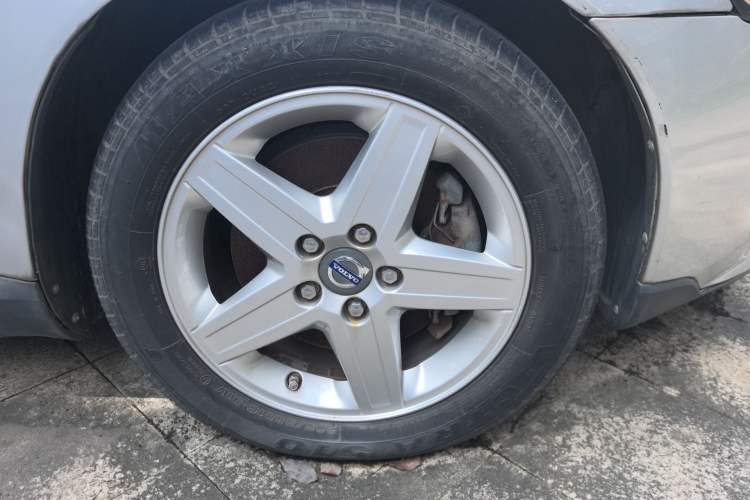 Used Volvo S40 2011 2.0L Automatic ZhiShang Edition Right Front Wheel Hub