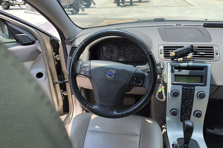 Used Volvo S40 2011 2.0L Automatic Zhiya Edition Steering Wheel
