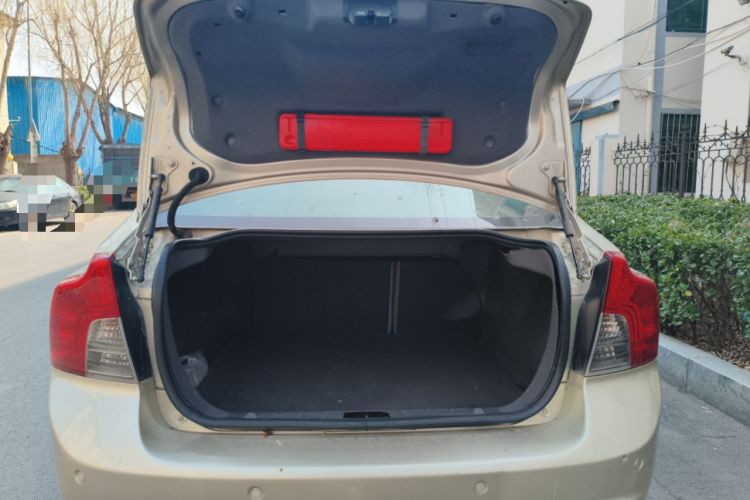Used Volvo S40 2011 2.0L Automatic ZhiShang Edition Trunk