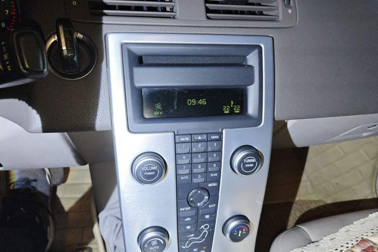 Used Volvo S40 2011 2.0L Automatic Zhiya Edition Audio And AC Panel