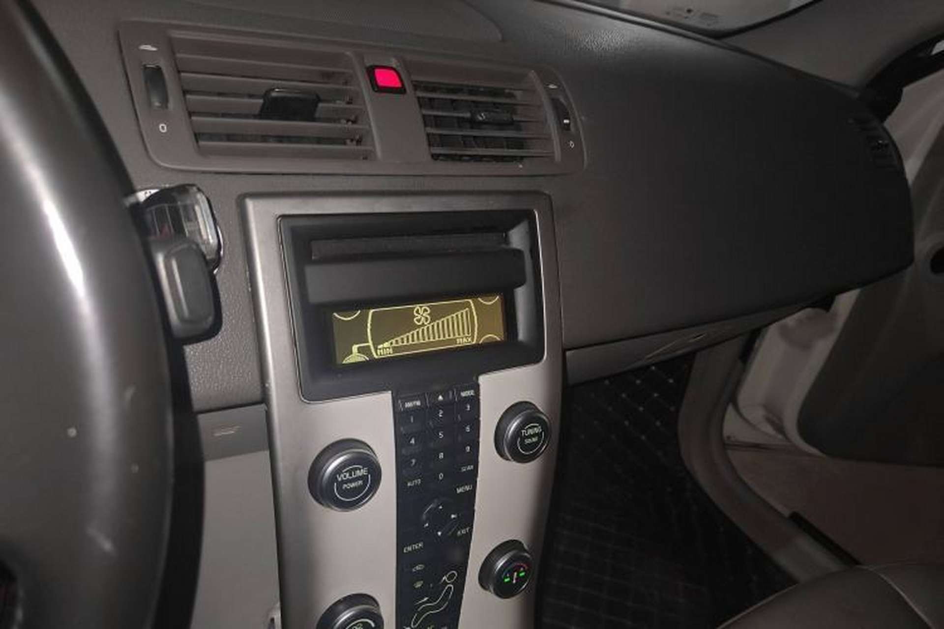 Used Volvo S40 2011 2.0L Automatic ZhiShang Edition Audio And AC Panel