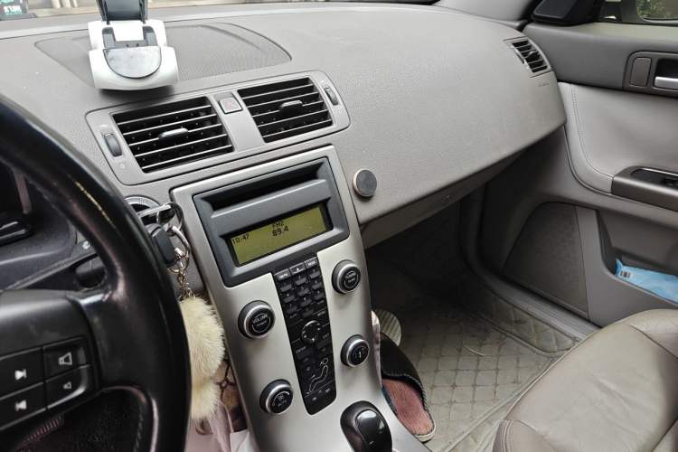 Used Volvo S40 2011 2.0L Automatic ZhiShang Edition Audio And AC Panel