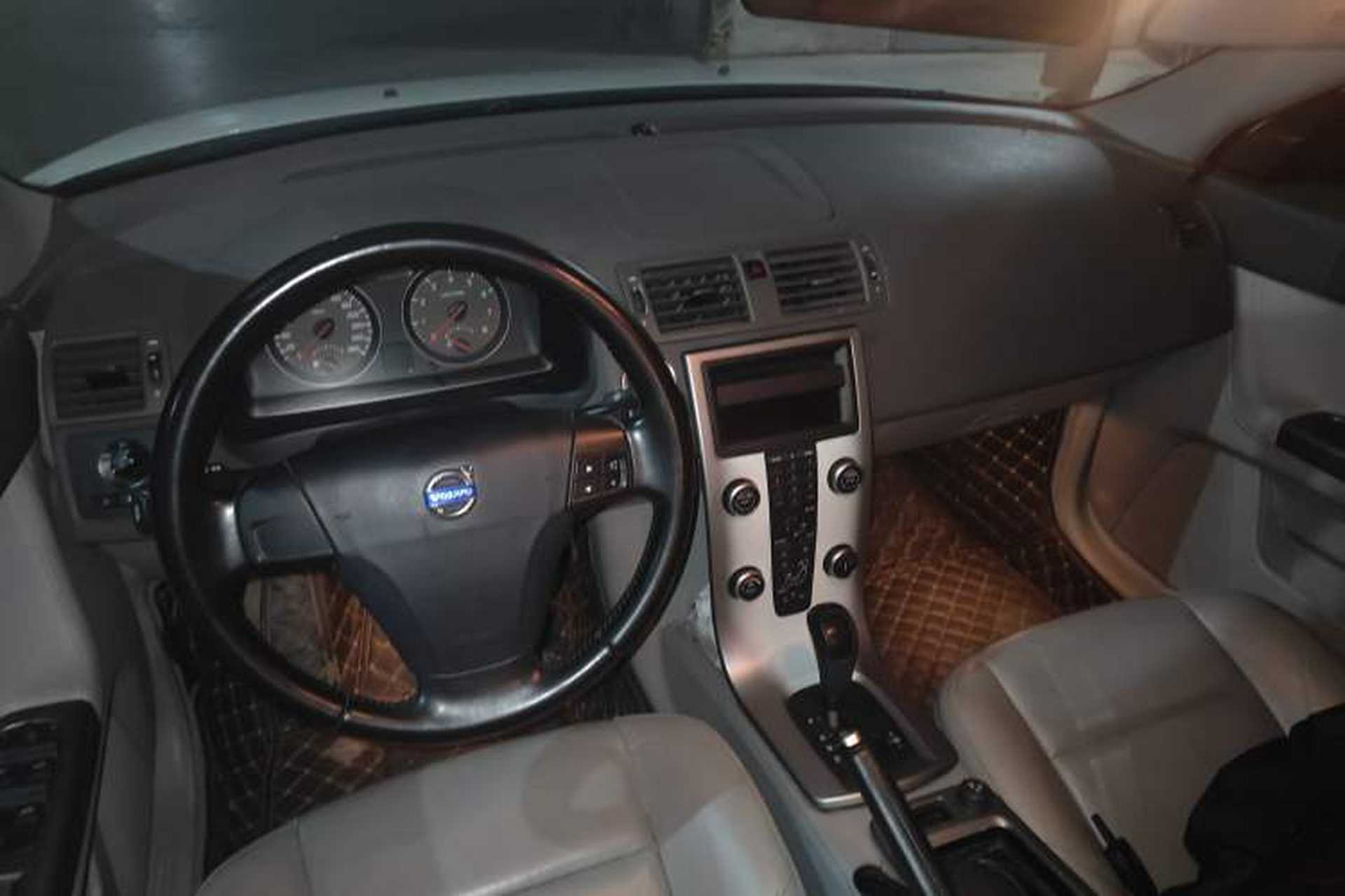 Used Volvo S40 2011 2.0L Automatic ZhiShang Edition Center Console