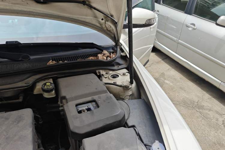 Used Volvo S40 2011 2.0L Automatic ZhiShang Edition Engine Bay Left