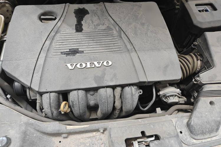 Used Volvo S40 2011 2.0L Automatic ZhiShang Edition Engine Bay