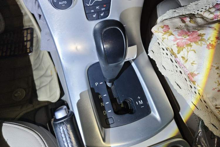 Used Volvo S40 2011 2.0L Automatic Zhiya Edition Gear Lever